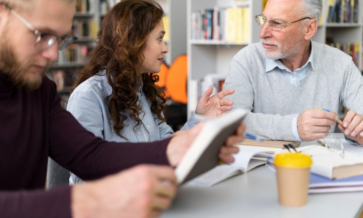 Moderne Büroumgebung mit Finanzexperten bei der Arbeit