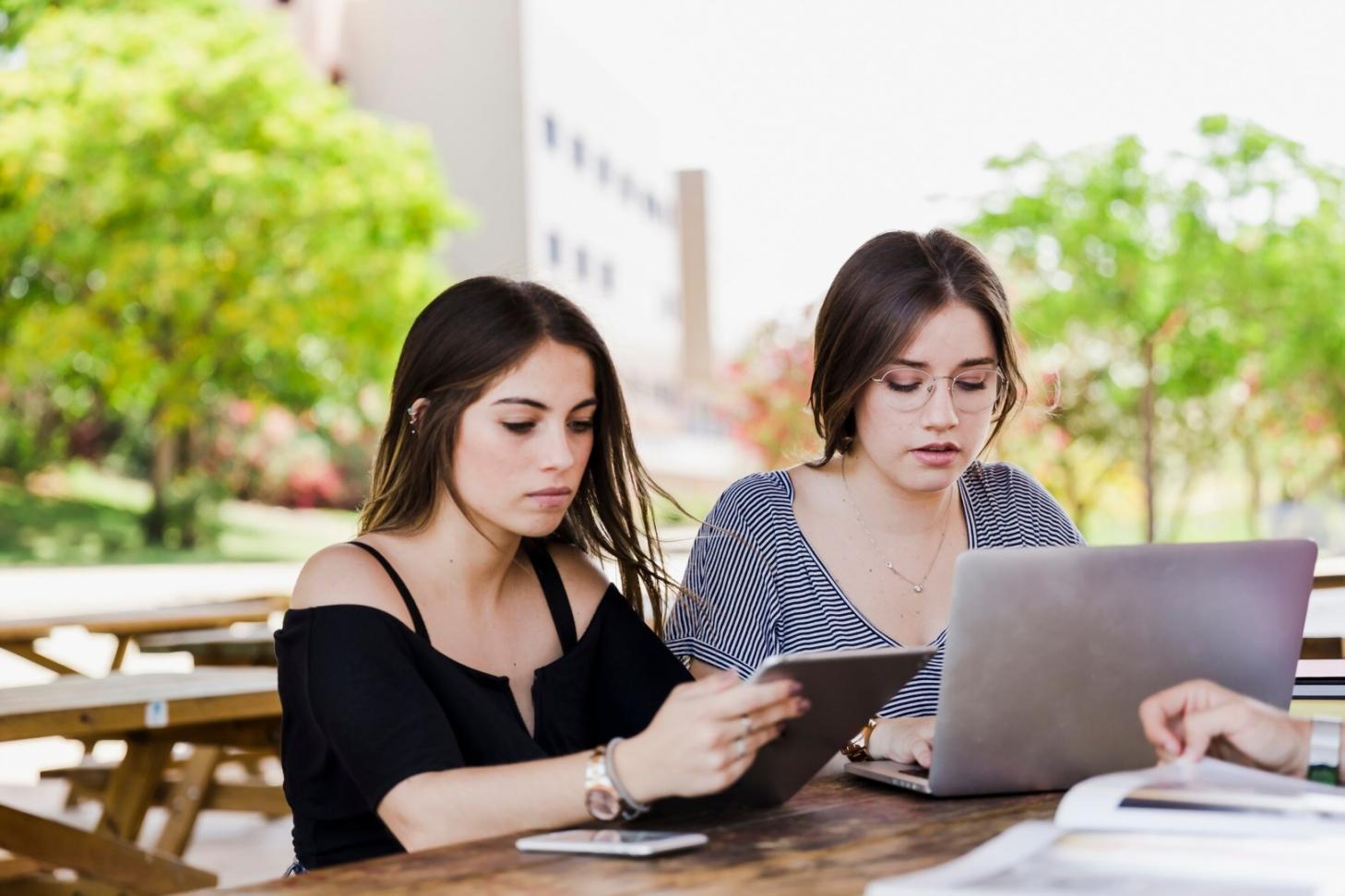 Erfolgreiches Geschäftsteam in Besprechung