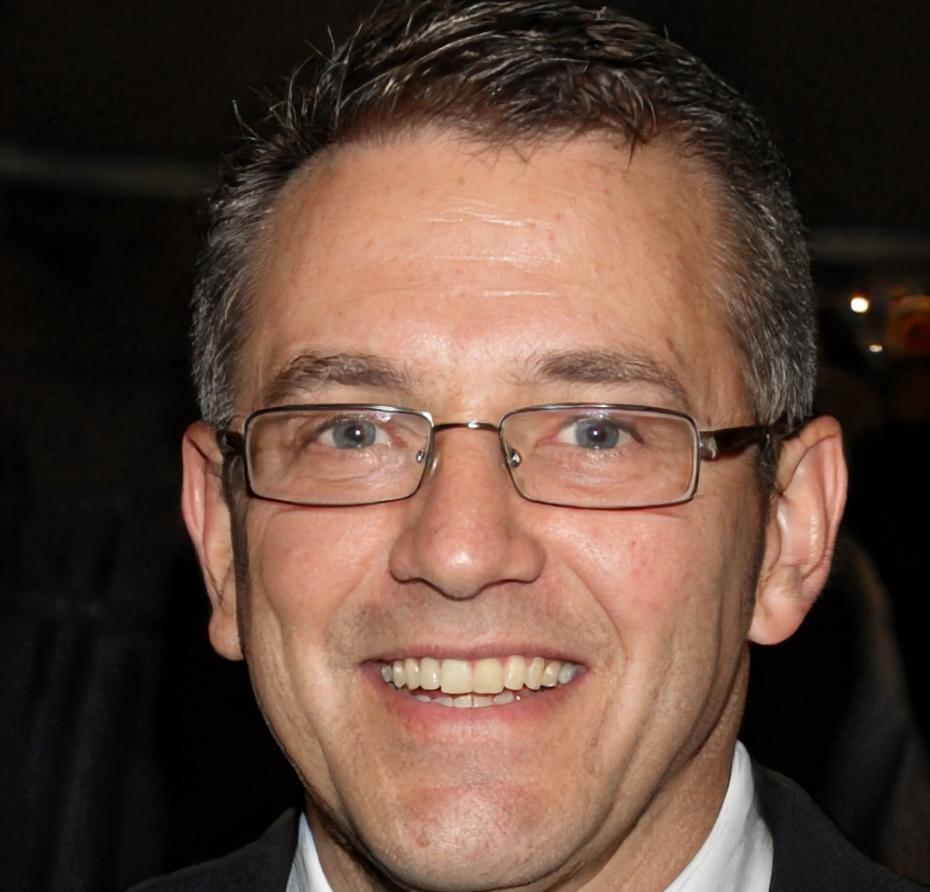 Zufriedener Kunde nach erfolgreicher Finanzberatung